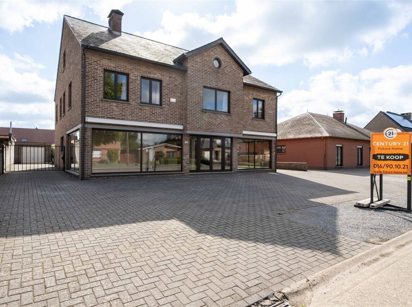 Welkom in deze uitstekende handelsruimte met ruim appartement gelegen in Westerlo. Dit recent pand biedt een ideale oplossing voor ondernemers die op