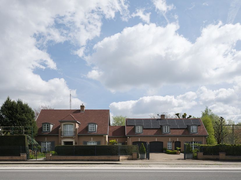 Découvrez ce bien sur https://thibaultfiers.be/eigendom/8582677 (copiez-collez l'URL si le lien ne fonctionne pas)<br />
Solide maison jumelée sur un
