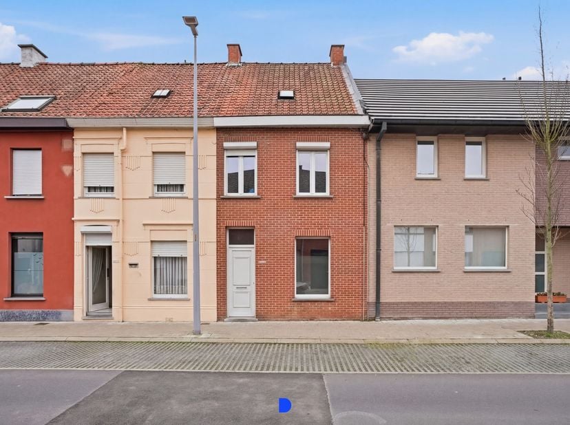 Interessante rijwoning met mogelijkheid tot aankoop van een nabijgelegen garage in de Oude Noordlaan.<br />
<br />
De woning geniet van een centrale l