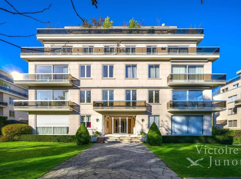 Gepresenteerd door Carla Rodriguez: 0494 07 97 54 / carla.rodriguez@victoire.be<br />
Victoire Junot stelt voor, een prachtig appartement gelegen in e