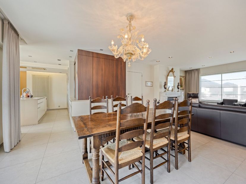 Villa prête à emménager sur un vaste terrain de 1 294 m² à Sint-Eloois-Vijve Cette villa individuelle allie espace, confort et emplacement central sur