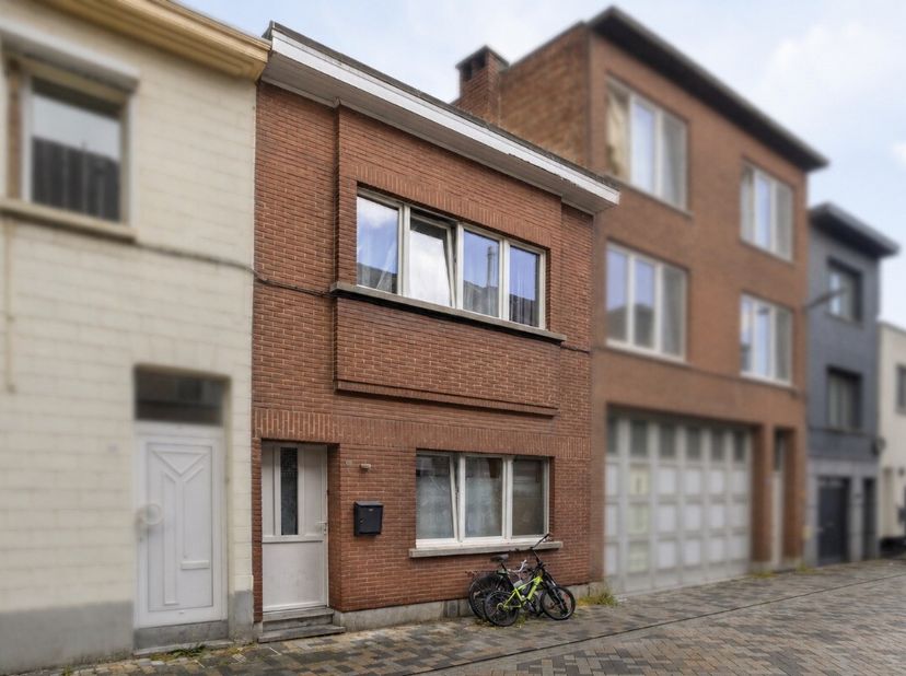 Te koop: Te renoveren gezinswoning in de Advokaatstraat te Boom Gelegen in een rustige straat, vlakbij het administratief centrum van Boom, openbaar v