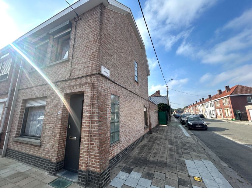 Goed gelegen haflopen woning met ruime garage.Indelinggelijkvloers: inkom, verzorgde living, keuken, badkamer en verandaeerste verdiep: 2 slaapkamersz