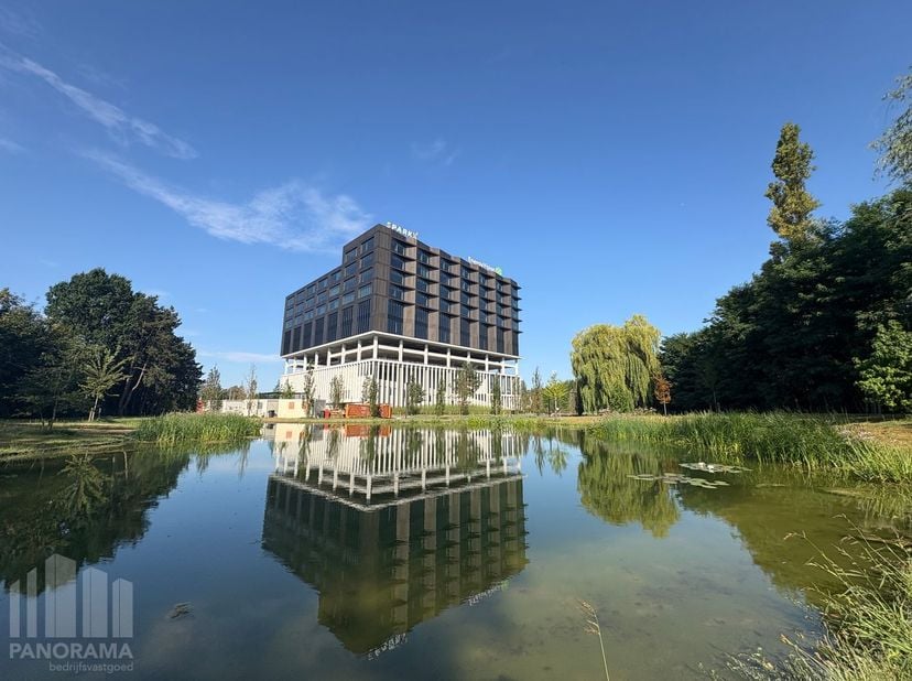 Deze nieuwbouw kantoren van maar liefst&amp;nbsp;2.429 m² zijn fenomenaal gelegen en te huur met een uitstekende zichtbaarheid langs de drukbezochte Kortr