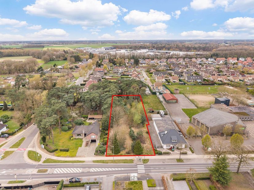 TOPPER in Bree – Bouwgrond van 2.642 m² met tal van mogelijkheden<br />
<br />
Op zoek naar een ruim perceel met mogelijkheden? Ontdek deze bouwgrond