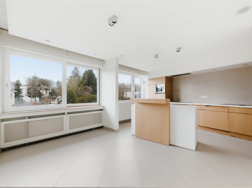 UCCLE, Langeveld - Tussen Cavell en Florida, APPARTEMENT (4bed/3bath) van ±300m², TERRAS van ±27m², 2 PARKEERPLAATSEN. Gelegen op de 1e verdieping van