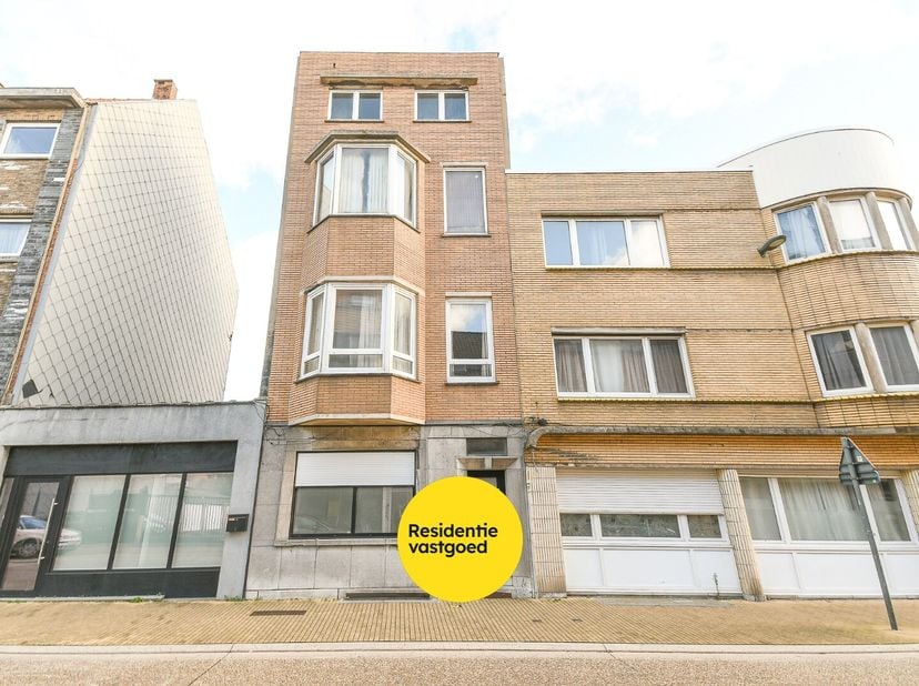 Dit appartement in Oostende op de eerste verdieping heeft één slaapkamer, ruime living opgedeeld in twee ruimtes, keuken en badkamer. Elke ruimte is v