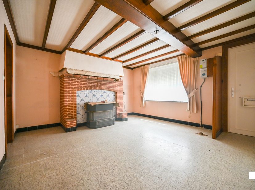 Deze halfopen woning op een hoekperceel is uitstekend gelegen in de Wallemotestraat, aan de rand van de gegeerde villawijk en op wandelafstand van het