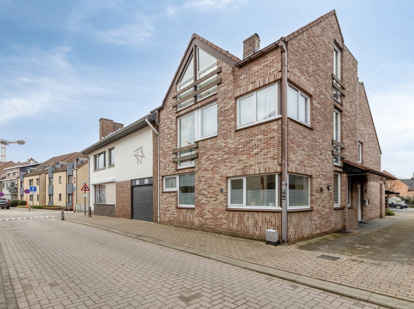 OPBRENGSTEIGENDOM - VOLLEDIG APPARTEMENTSGEBOUW BESTAANDE UIT 3 VERHUURDE APPARTEMENTEN TE BREE-CENTRUM!<br />
Dit appartementsgebouw bevindt zich in
