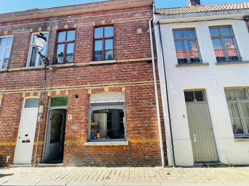 Brugge centrum , WOONHUIS met zonnige KOER , 3 SLAAPKAMERS en living van 34m².<br />
Omvat : inkom, toilet, living van 34m², stadskoer op het zuid-wes