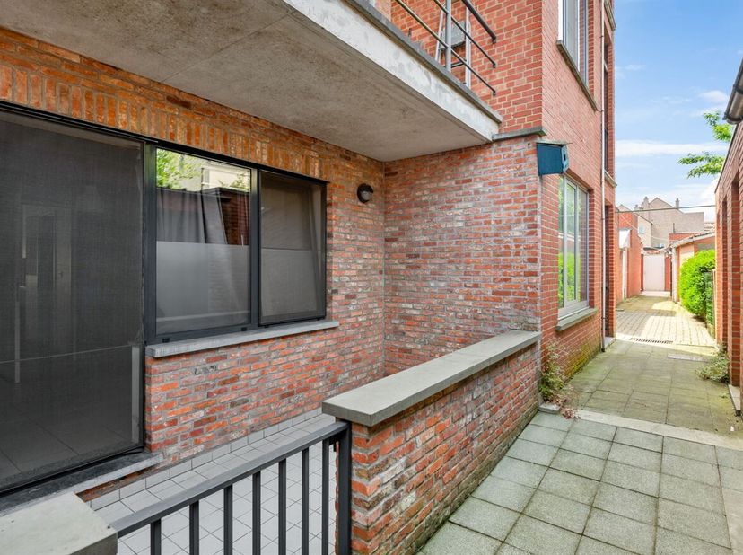 Gelijkvloers appartement met 1 slaapkamer en terras in Herentals!<br />
Ligging: Centraal gelegen met alle faciliteiten (winkels, scholen, openbaar ve