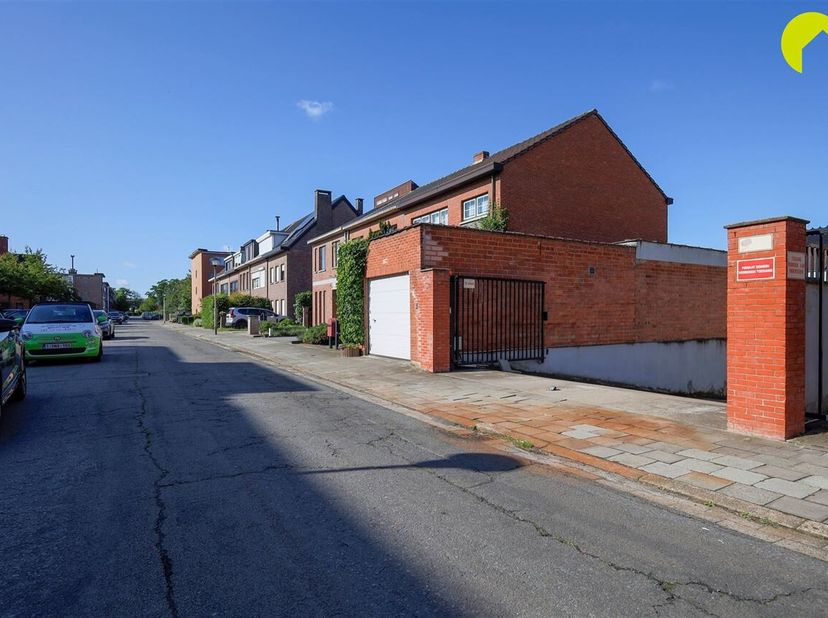 In de vogeltjeswijk te Hoboken vinden we deze parkeerplaats. <br />
Er is nog 1 parkeerplaats beschikbaar, momenteel is deze parkeerplaats verhuurd.<b