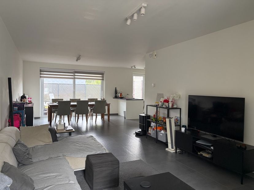 Op zoek naar een comfortabele en energiezuinige woning met ruimte voor het hele gezin? Deze moderne woning in een rustige woonwijk combineert hedendaa
