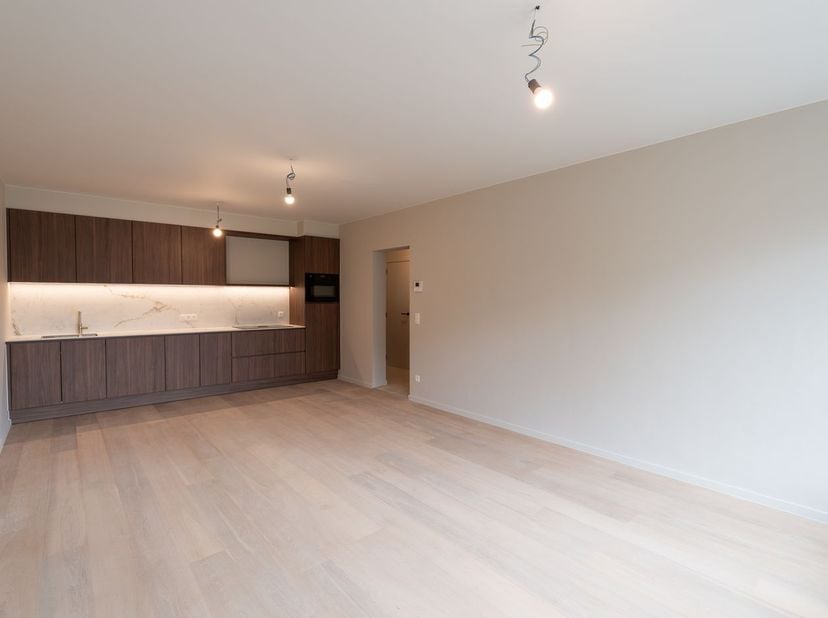 Dit ruim, lichtrijk gelijkvloerse appartement geniet van een zeer centrale ligging. Dit pand onderging een totaalrenovatie, afgewerkt met kwalitatieve