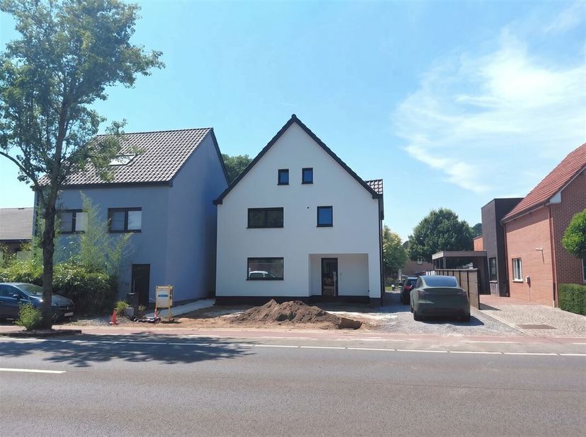 Demandez une visite via info@optimusvastgoed.be !<br />
À LOUER : Maison neuve de 3 chambres à Koersel !<br />
Cette maison est idéalement située à pr