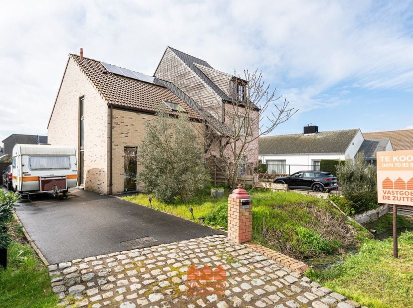 In Maldegem vinden we deze recente en energiezuinige halfopen bebouwing (bouwjaar 2015). De woning combineert modern wooncomfort met een praktische in