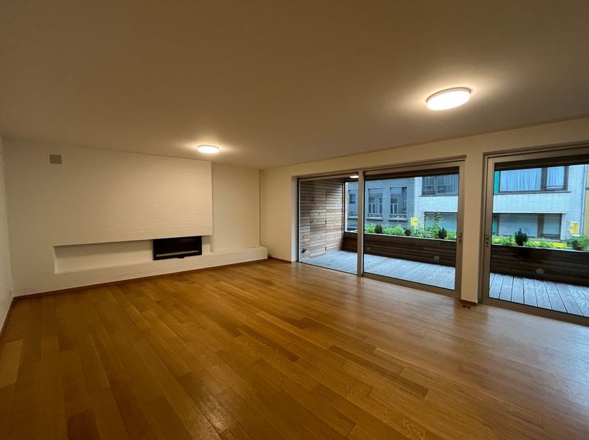 Welkom in het hart van Oostende, waar comfort en stijl samenkomen in dit prachtige appartement met twee slaapkamers en een ruime bureauruimte. Vanaf h