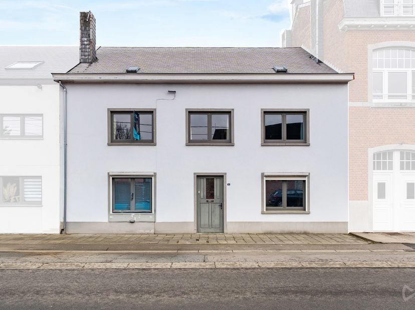 We Invest Ciney Haute-Meuse presenteert u in Beauraing deze ruime te renoveren twee-onder-een-kapwoning op een perceel van 3 are 67. Deze woning is id