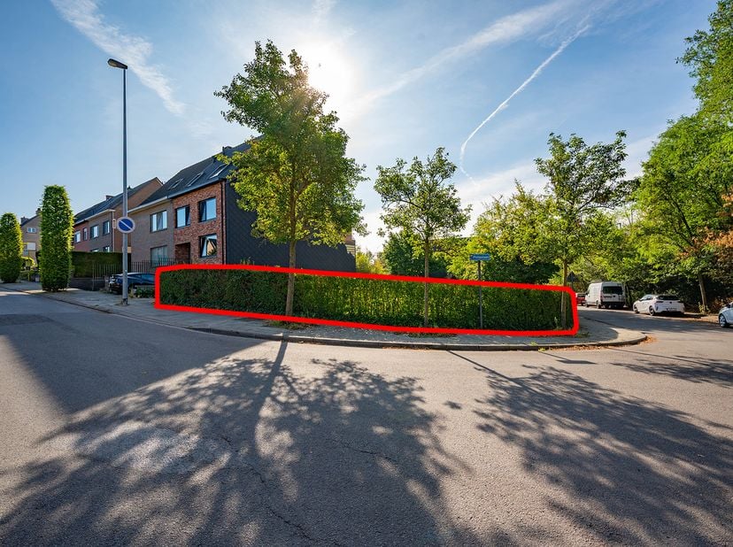 TERRAIN À BÂTIR IDÉALEMENT SITUÉ -<br />
Un terrain idéalement situé, destiné à la construction d’une habitation mitoyenne.<br />
Le terrain se situe