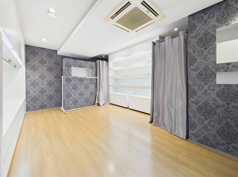 Idéalement située dans lune des rues commerçantes les plus fréquentées de Mouscron et à deux pas du centre-ville, cette maison de commerce combine emp