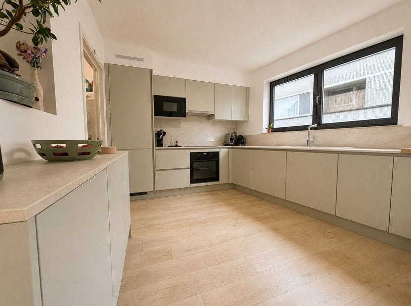 ** Biedingen welkom vanaf 359 000 EUR (incl. garagebox) ** Onder voorbehoud van acceptatie door de verkoper<br />
Volledig instapklaar appartement gel