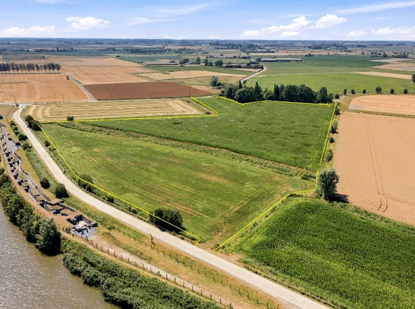 Mooi perceel landbouwgrond / akkerland<br />
4ha 70a 4ca (Stuyvekens Hoek/ Dodengangstraat/IJzerdijk)<br />
Vrij van pacht<br />
Perceel kadaster A 18