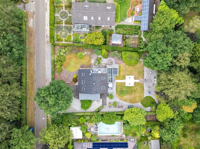 Deze ruime en uitstekend onderhouden woning is gelegen op een prachtig perceel van maar liefst 1.528 m² in de Heidestraat in Bolderberg, zonder twijfe