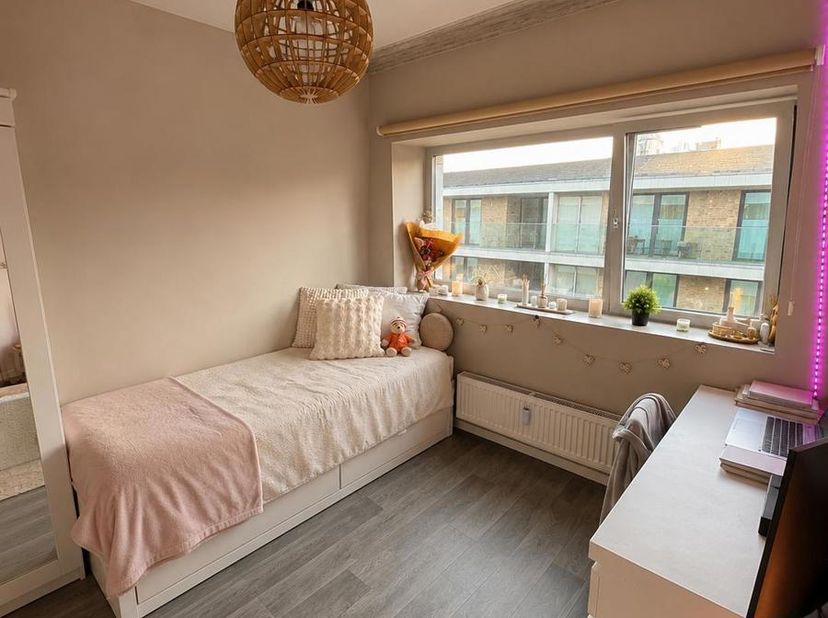 K.3.11 Deze studentenkamer bevindt zich op de derde verdieping en beschikt over een eigen kitchenette/kookhoek en een private badkamer met lavabo, dou