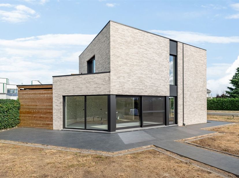 Casco nieuwbouwwoning met 3 slaapkamers op toplocatie in Retie<br />
Deze energiezuinige casco woning is gunstig gelegen nabij het centrum van Retie,