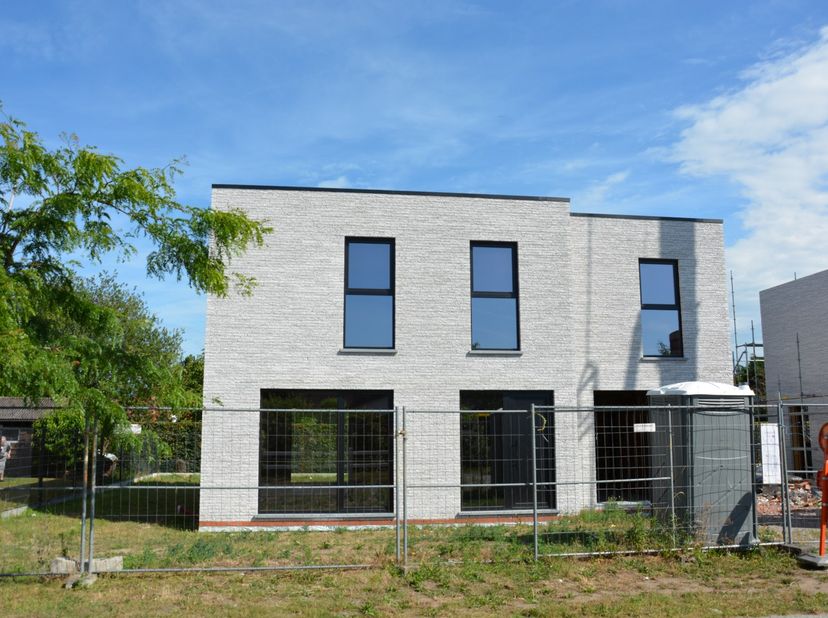 Droom je van een moderne woning die je volledig naar jouw stijl en wensen kan afwerken? Deze nieuwbouwwoning biedt jou die unieke kans!<br />
<br />
M