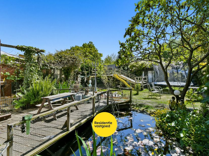 Deze gezinswoning biedt een uitstekende basis voor wie op zoek is naar een woning met ruimte, potentieel en vooral een heerlijke tuin om volop van het