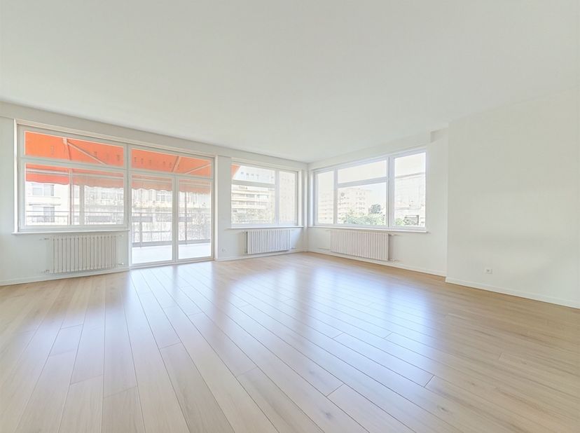 Appartement te koop in Avenue de la Forêt 8,
                    1050 Elsene