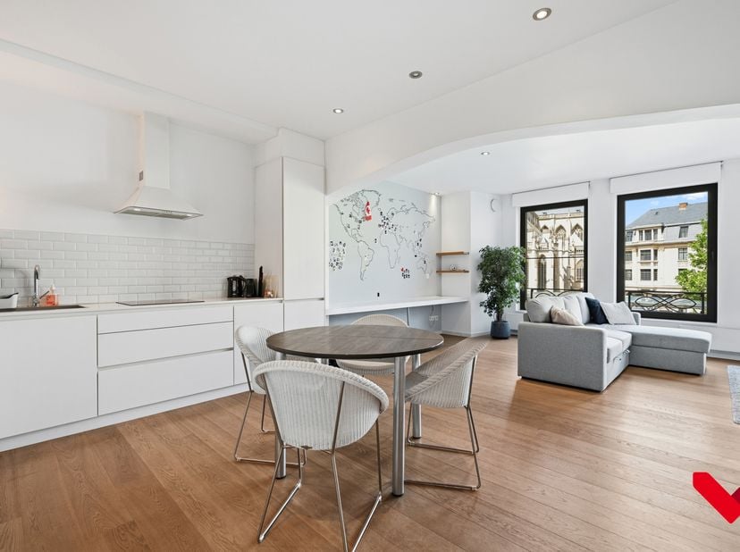 Ce bel appartement avec chambre ouverte bénéficie d’un emplacement exceptionnel en plein cœur de Louvain.<br />
Situé dans le centre-ville animé, à qu