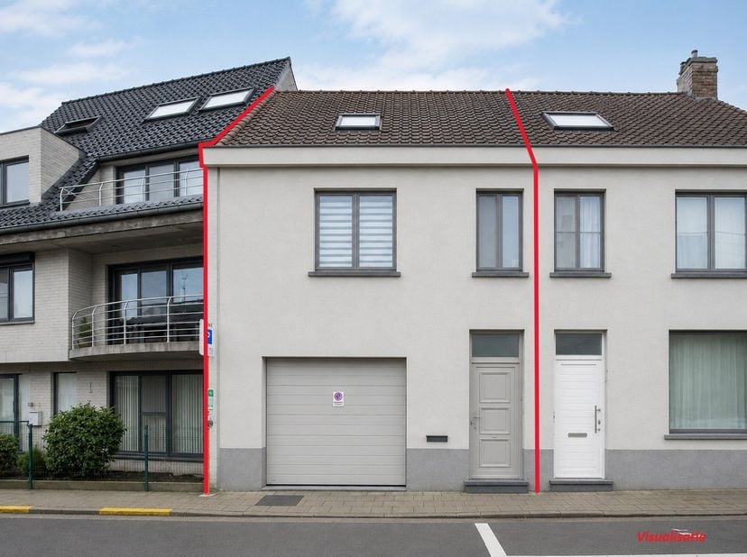 In de Veldstraat in Koekelare , op wandelafstand van de markt en winkels, vinden we deze 3-slaapkamer woning met inpandige garage.&amp;nbsp;<br />
De inde