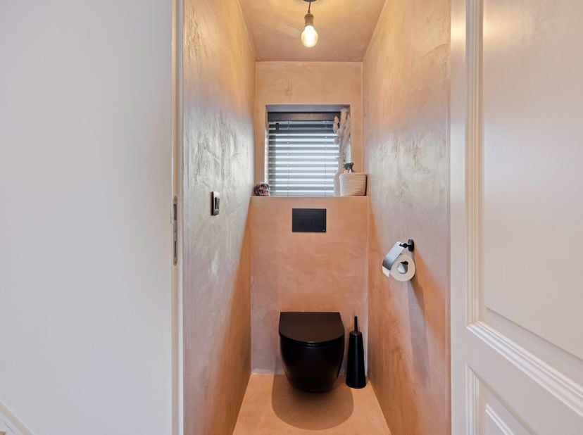 In een rustige en residentiële woonwijk nabij het centrum van Izegem stellen we u deze prachtige instapklare woning voor. Gelegen in de gegeerde omgev