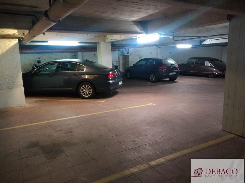 Centraal gelegen staanplaats met autolift, gelegen in hartje centrum, op enkele meters van de Groenplaats. Ook mogelijkheid voor moto's (= 60,00 euro/