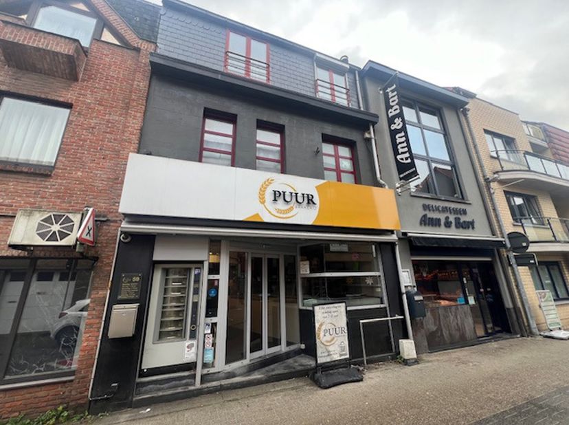 Dit gebouw is gelegen in het centrum van Temse en heeft tot september 2025 dienst gedaan als bakkerij met winkel, atelier, opslagruimtes, garage en wo