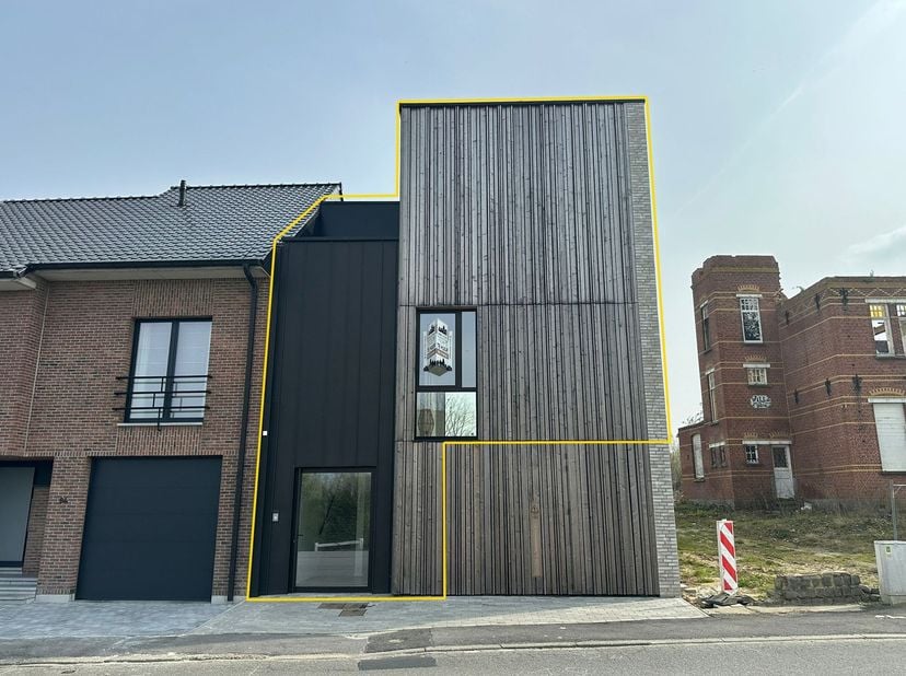Links van de gekende Villa Santa Maria wordt een prachtige nieuwbouw bel-etagewoning aangebouwd met een stijlvol en tijdloos karakter. De woning besch