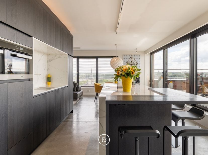 In het project Martinas in Merchtem, in de gerenoveerde voormalige brouwerij, bevindt zich dit penthouse op de tiende verdieping. Je woont hier alleen