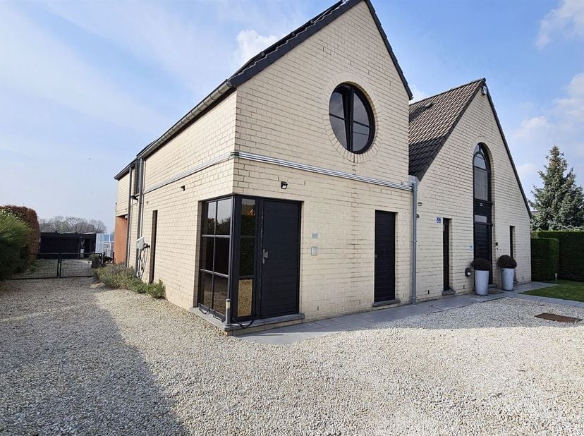- SOUS OPTION - PLUS DE VISITES Prix: Offre à partir de 380.000 euros, frais d'agence non inclus et à charge de l'acquéreur.<br />
<br />
Superbe vi