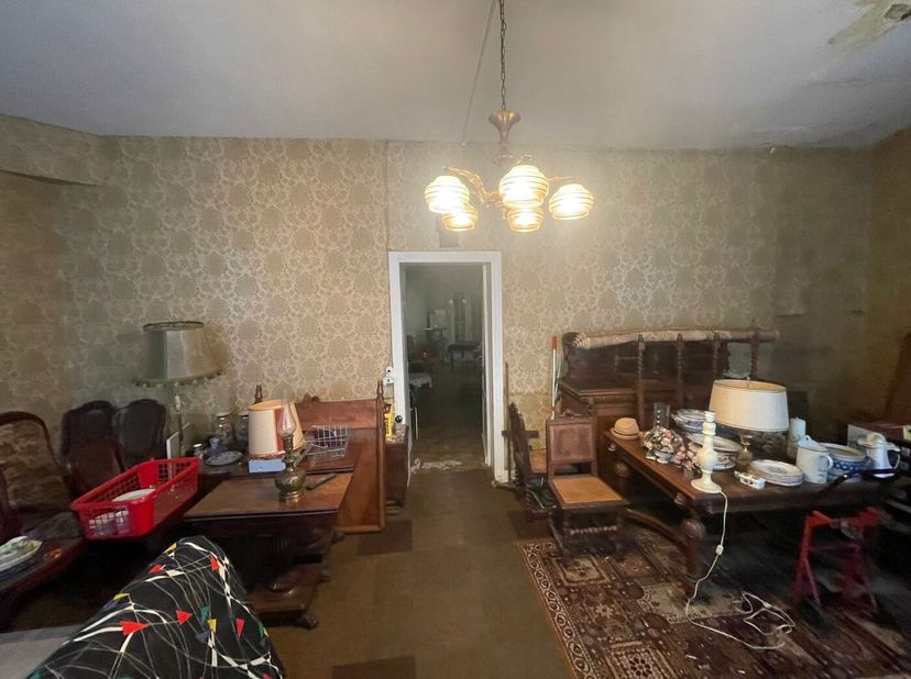Rijwoning, ideaal gelegen te Wolmarkt 7 in Tienen. Via de gelijkvloers komen we binnen in een polyvalente, grote ruimte die kan dienen als extra leefr