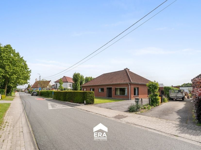 [[ DIT PAND NEEMT DEEL AAN DE ERA OPEN HUIZEN DAG OP 13/6 VAN 16:00 TOT 17:00 ]] Gelijkvloerse woning met zeer veel potentieel, landelijk gelegen op e