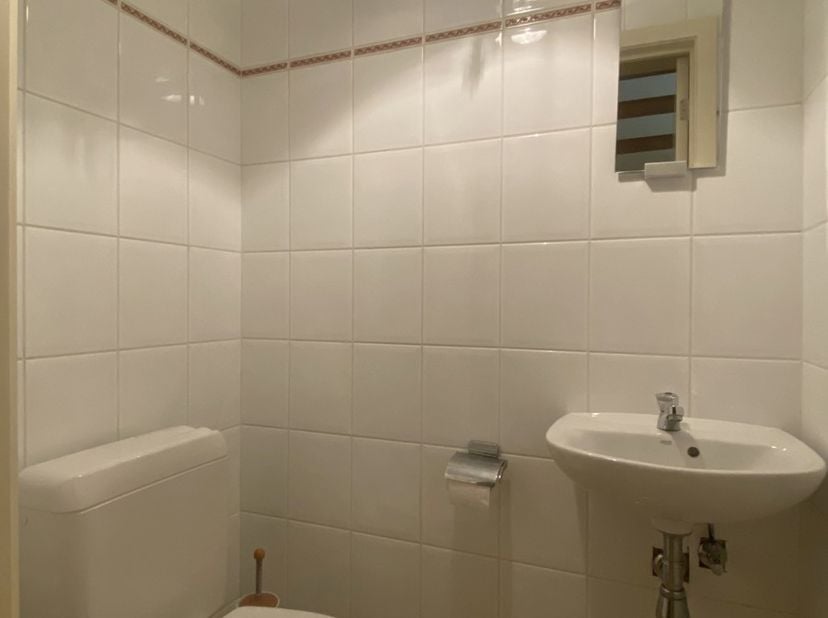 Op zoek naar een zeer geriefelijk appartement? Deze duplex heeft 2 slaapkamers en een bureau/hobbyruimte. Zowel op de 1ste als 2de verdieping is er ee
