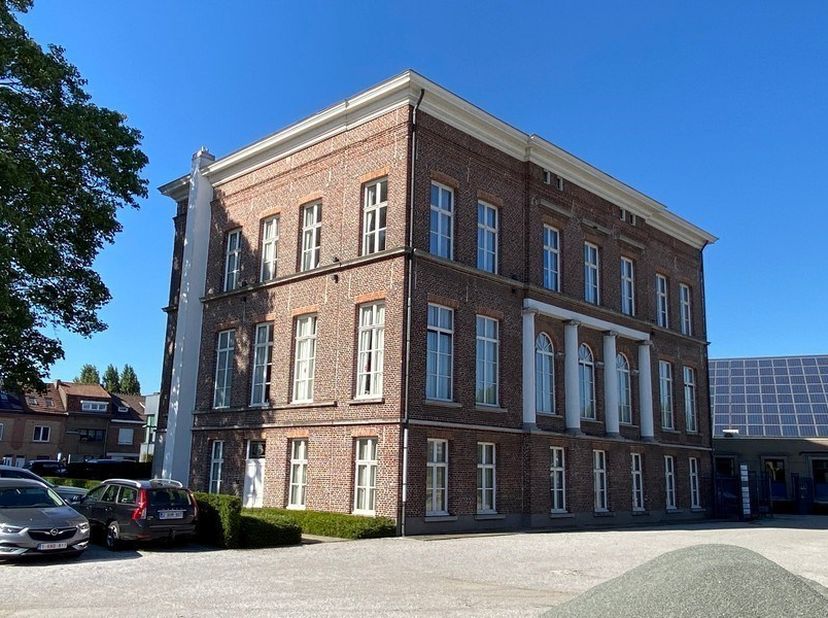 Espace de bureau lumineux de 288m² au sous-sol de l'ancienne maison du directeur (style néoclassique) - extensible à 816m²<br />
Emplacement : au coin