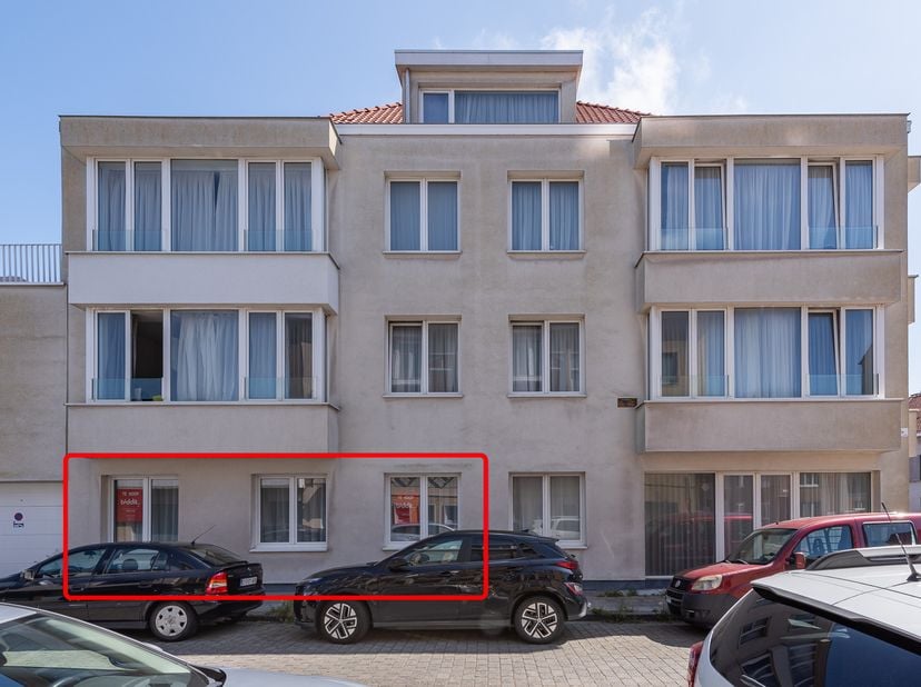 2-SLAAPKAMER APPARTEMENT<br />
 Dit 2-slaapkamer appartement bevindt zich op de gelijkvloerse verdieping.<br />
Bij het binnenkomen in de inkomhal kan