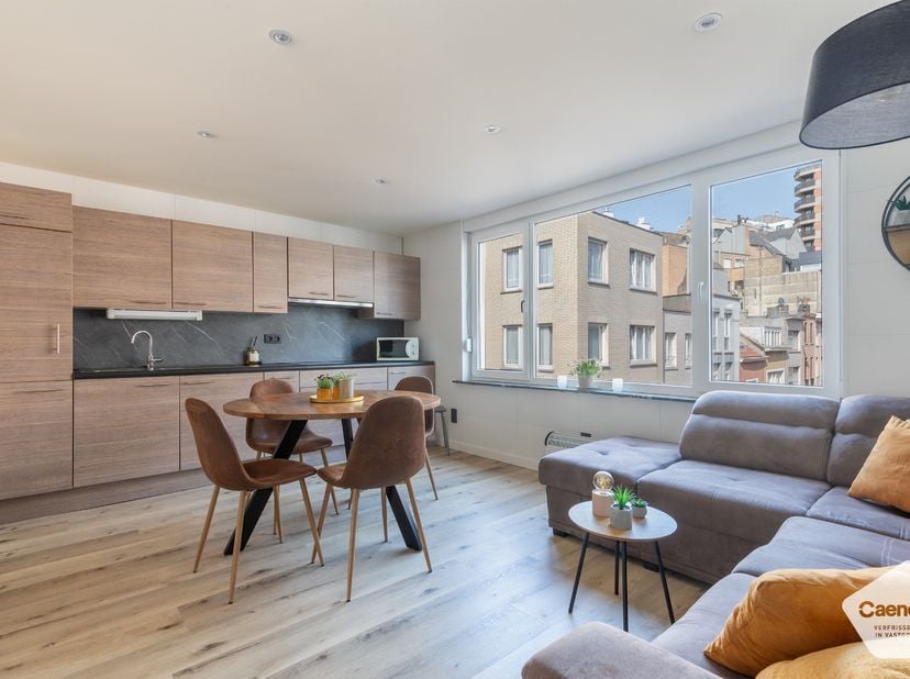 Cet appartement d'une chambre, entièrement rénové, bénéficie d'un emplacement exceptionnel à proximité de la plage, du port et de la Grand-Place. Un a