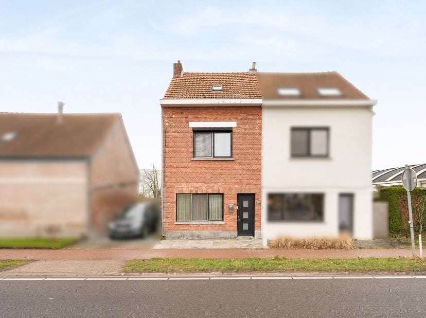 Deze rijwoning (met uitzicht van een half open bebouwing) is in 2019 volledig onder handen genomen door de vorige eigenaars en mits enkele ingrepen kl