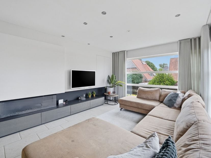 In de rustige en gegeerde Vicognewijk te Bredene bevindt zich dit uitzonderlijk ruime duplex-appartement met een bewoonbare oppervlakte van maar liefs