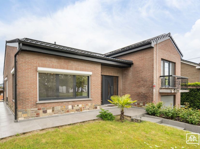 Deze instapklare open bebouwing ligt rustig in de nabijheid van het centrum en de kerk van Wommersom. De woning werd de voorbije jaren ingrijpend gere