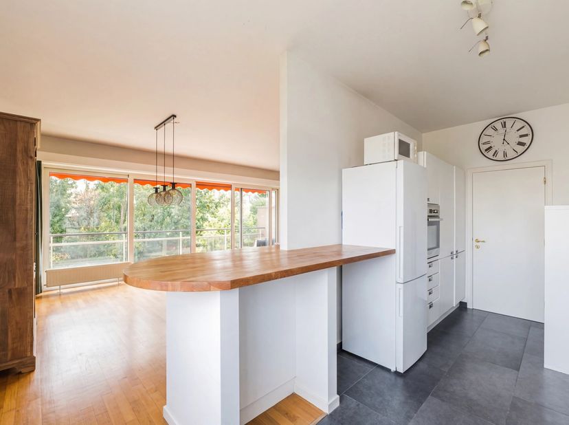 Idéalement situé dans le recherché quartier Boondael, lumineux penthouse 2 ch développant ± 110 m² situé au 5ème étage d'un immeuble de standing.<br /